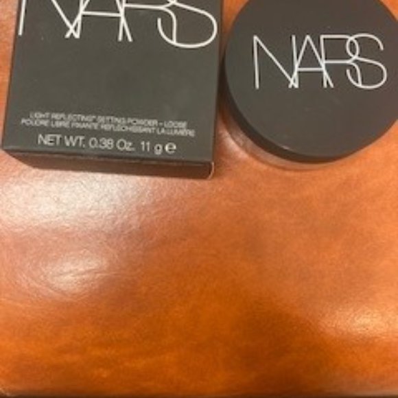 NARS LIGHT REFLECTING SETTING LOOSE POWDER IN SABLE - Picture 5 of 6